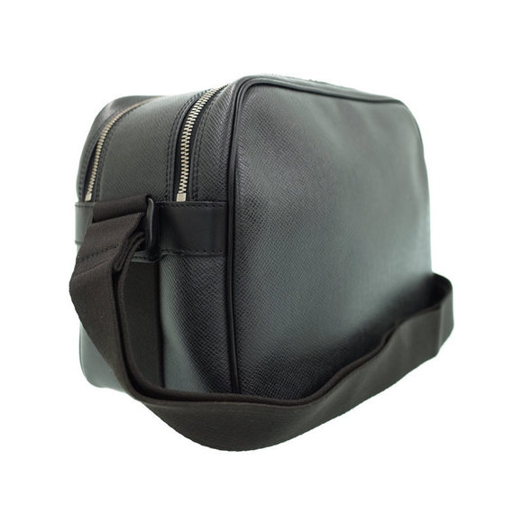 Louis Vuitton Taiga Reporter Shoulder Bag - Picture 1 of 8